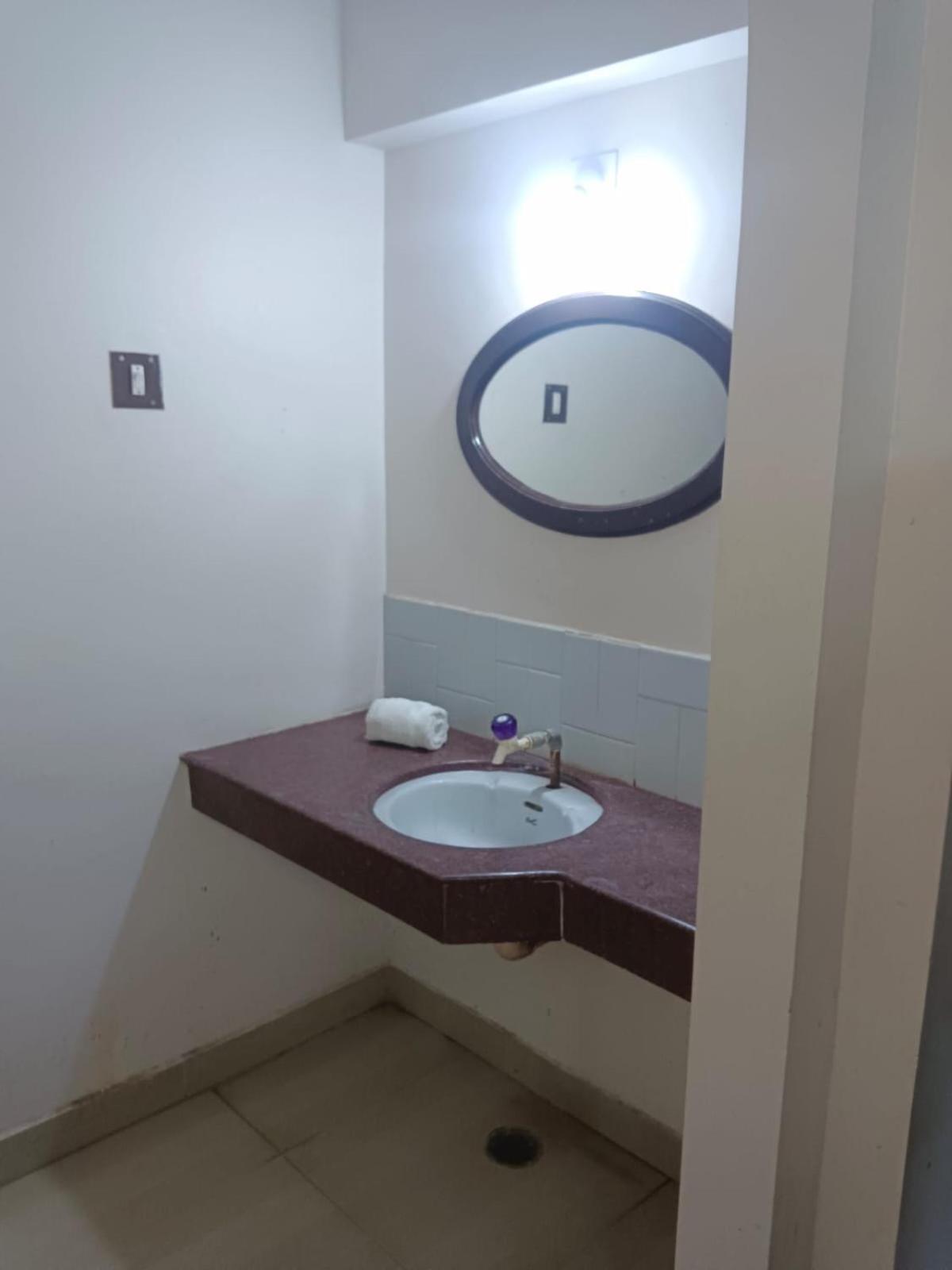 Sree Balaji Hotel - Lodge Канниякумари Экстерьер фото